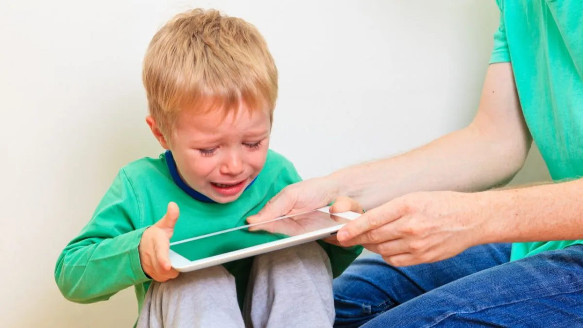 Como Ajudar Seus Filhos a Equilibrarem o Uso da Tecnologia 9 uso excessivo de celular por criança