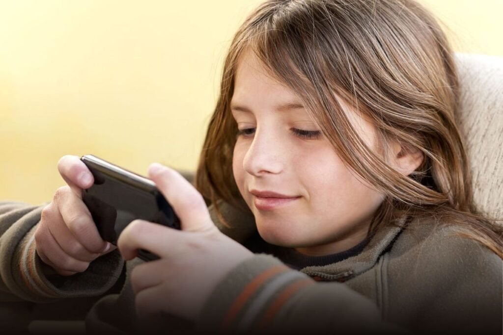 uso desenfreado de celulares por crianças e adolescentes pode levar a problemas como falta de sono