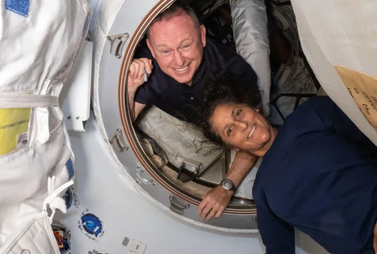 astronautas retornam à terra após nove meses na iss