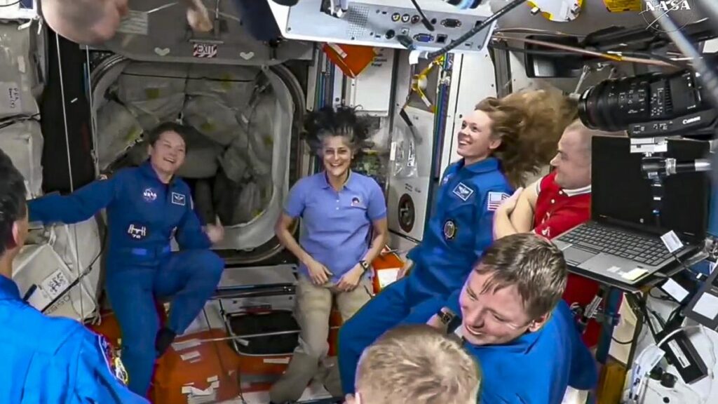 Astronautas Butch Wilmore e Suni Williams na Estação Espacial Internacional.