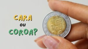 cara ou coroa mao segurando moeda