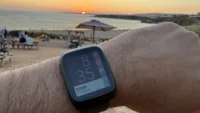 o retorno do pebble: por que a simplicidade dos relógios inteligentes dos anos 2010 ainda faz sentido