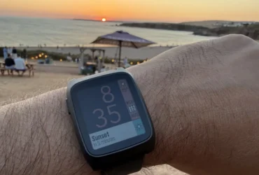 o retorno do pebble: por que a simplicidade dos relógios inteligentes dos anos 2010 ainda faz sentido