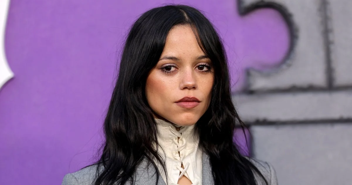 Jenna Ortega revela que passava dias sem comer no set 9 Jenna Ortega says she ‘would go all day’ without food or water when she was a child actor