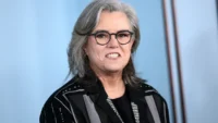rosie o’donnell se reúne com sobreviventes de jeffrey epstein e manifesta apoio em vídeo emocionante