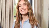 mandy moore detalha papel em novo drama da nfl na hulu e comenta volta de hilary duff à música