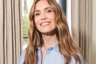 mandy moore detalha papel em novo drama da nfl na hulu e comenta volta de hilary duff à música