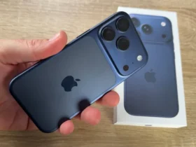 renderização conceitual de um iphone 18 pro com tela ligada, destacando o design premium e a tecnologia avançada.