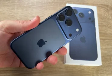 renderização conceitual de um iphone 18 pro com tela ligada, destacando o design premium e a tecnologia avançada.