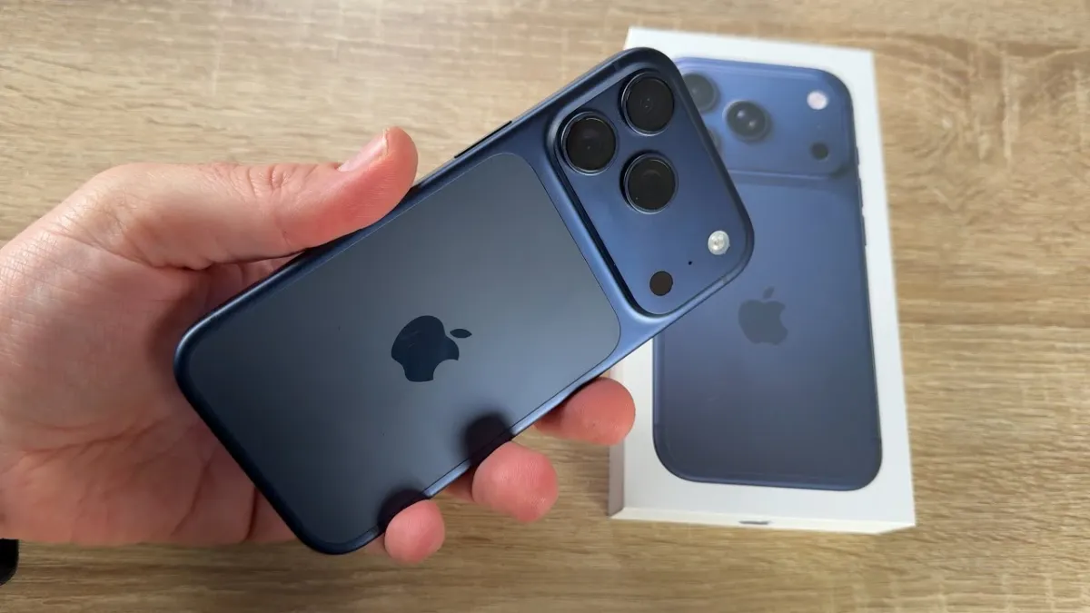 Iphone 18 Pro: Análise Crítica Do Anunciado Aumento De 18,9% No Preço 9 renderização conceitual de um iphone 18 pro com tela ligada, destacando o design premium e a tecnologia avançada.