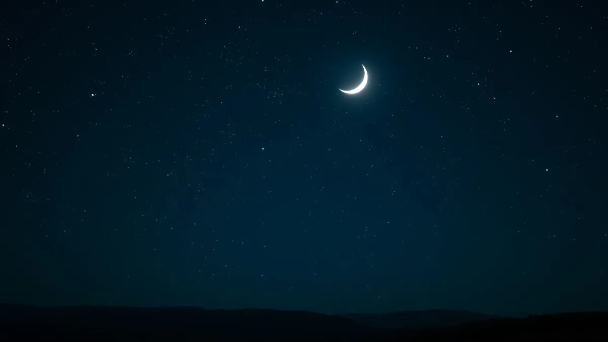 Outubro Terá Chuva De Meteoros Do Cometa Halley E Saturno Em Destaque 6 realistic night sky showing a bright crescent moon near the pleiades star cluster, also known as the seven sisters, clearly visible among thousands of stars, dark blue atmospheric sky above a peaceful landscape, professional astrophotography, scientifically accurate celestial positioning, subtle cinematic lighting, highly detailed, natural colors, 16:9 editorial composition, no text, no logos, no watermark